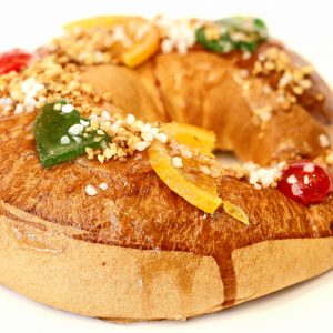 Bargueño clásico con fruta escarchada.