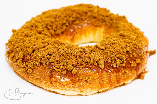 Bargueño relleno de dulce de leche con topping de crumble de galleta