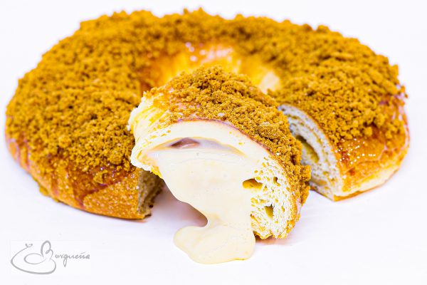 Bargueño relleno de dulce de leche con topping de crumble de galleta - Imagen 3