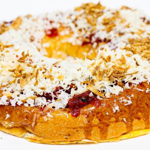 Bargueño relleno de parmesano y tapenade con topping de pimientos del piquillo y cebolla crunch.