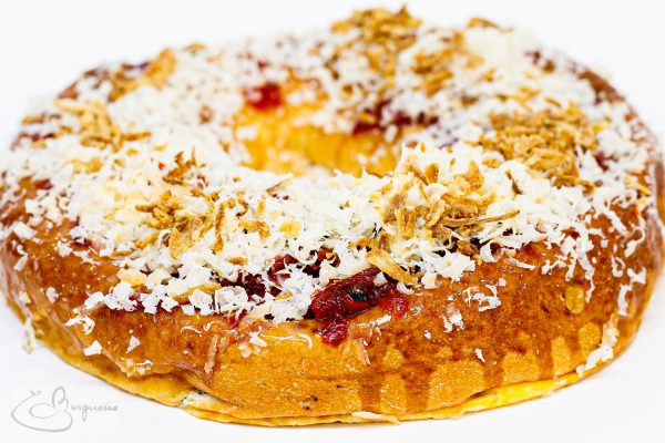 Bargueño relleno de parmesano y tapenade con topping de pimientos del piquillo y cebolla crunch.