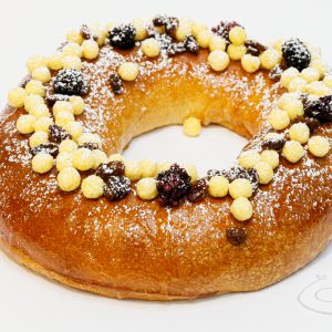 Bargueño relleno de miel, con topping de cereales de miel, pasas y mora liofilizada.