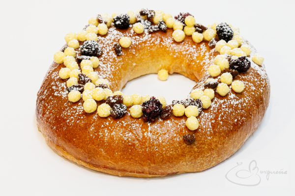 Bargueño relleno de miel, con topping de cereales de miel, pasas y mora liofilizada.