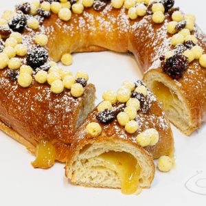Bargueño relleno de miel, con topping de cereales de miel, pasas y mora liofilizada.