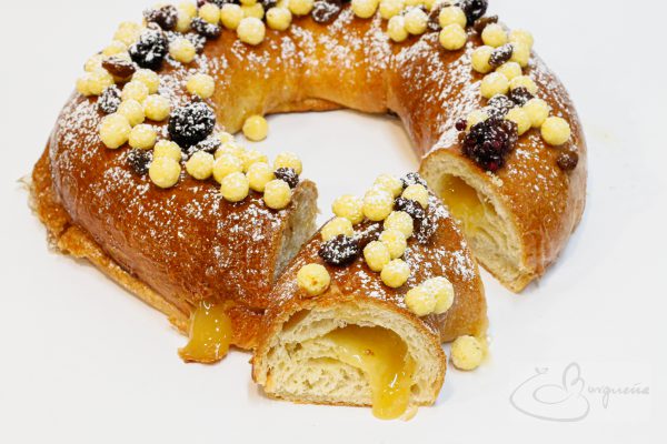 Bargueño relleno de miel, con topping de cereales de miel, pasas y mora liofilizada. - Imagen 2