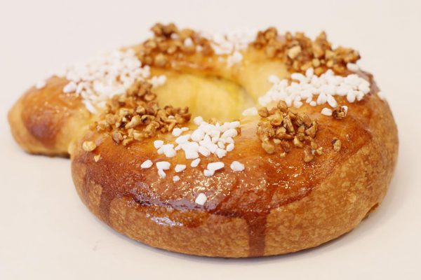 Roscón clásico de mantequilla sin relleno y sin fruta escarchada.