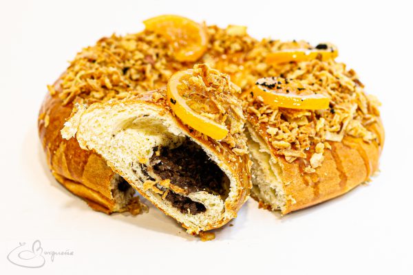 Bargueño de morcilla de Beasain (puerros y cebolla) con topping de tierra de morcilla, cebolla crunch y naranja confitada. - Imagen 3