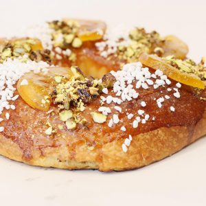Bargueño relleno de paté de perdiz, con topping de pistacho garrapiñado y naranja confitada.