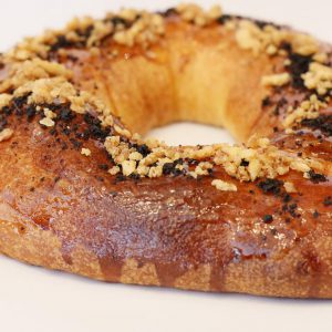 Bargueño relleno de tomate dulce y alcaparras con topping de aceituna negra y cebolla crunch